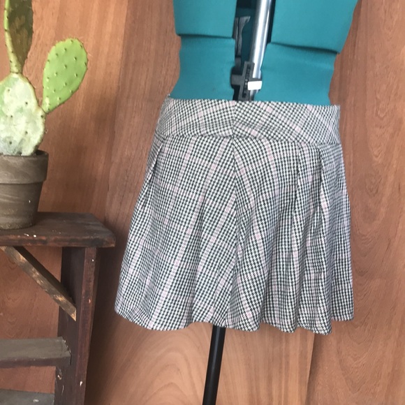 Express black, white and pink houndstooth skirt - Picture 3 of 9